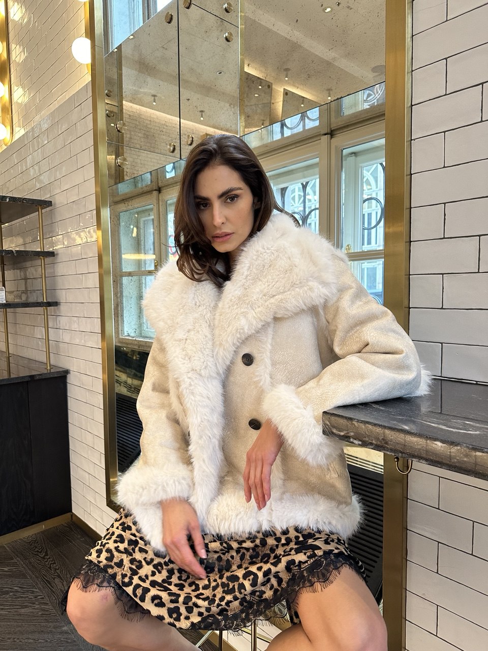 VELORA – Statement-Jacke mit Kunstfell