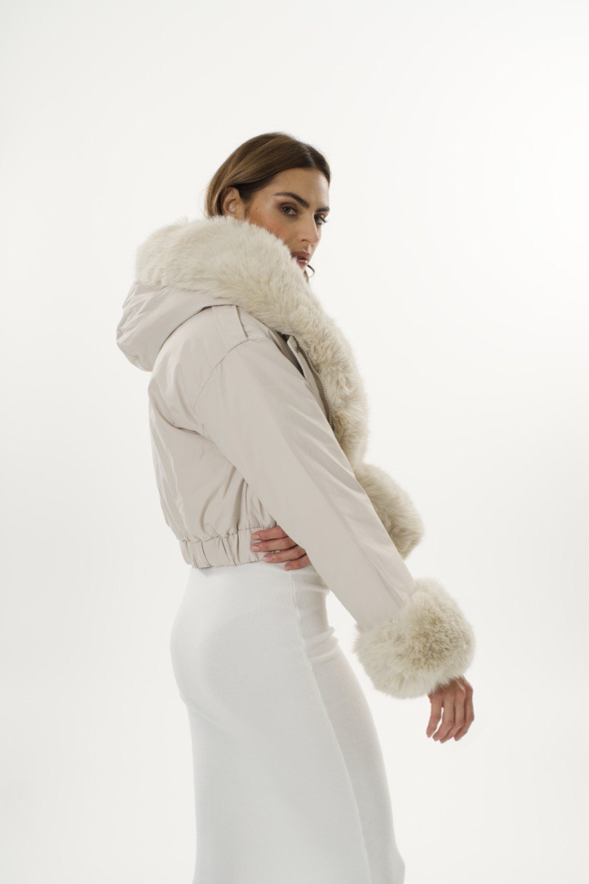 ALVA – Kurze Kapuzenjacke in Hellbeige