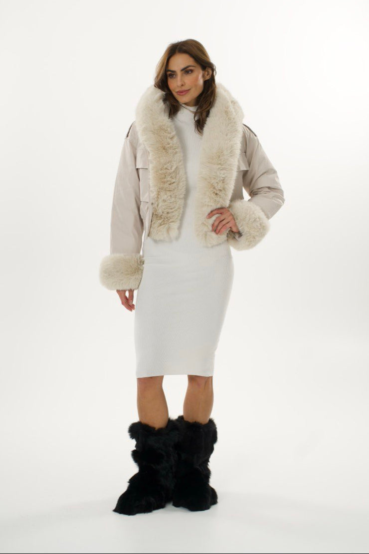ALVA – Kurze Kapuzenjacke in Hellbeige
