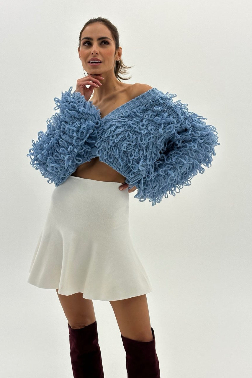 Cropped Cardigan mit flauschiger Struktur.