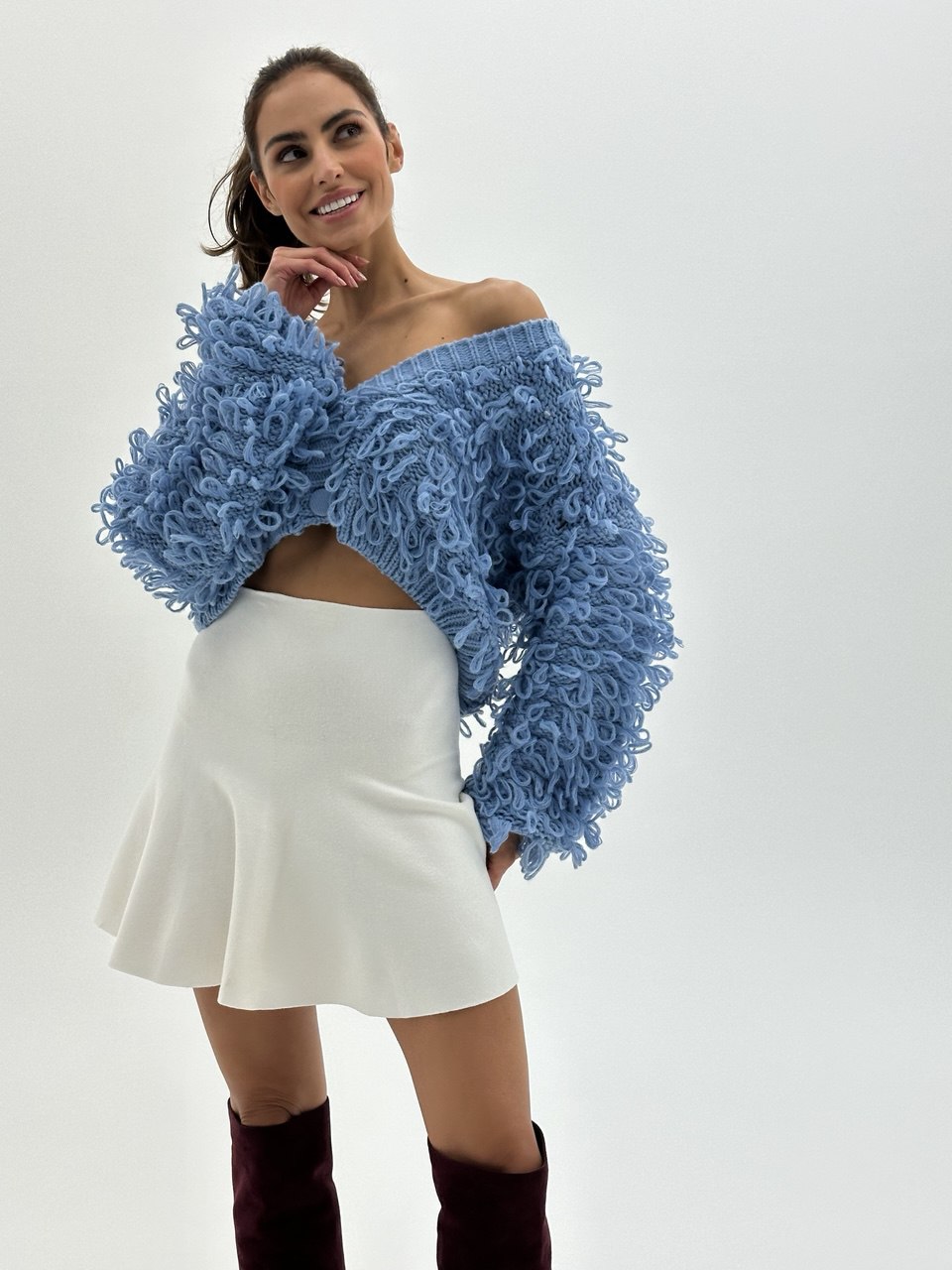Cropped Cardigan mit flauschiger Struktur.