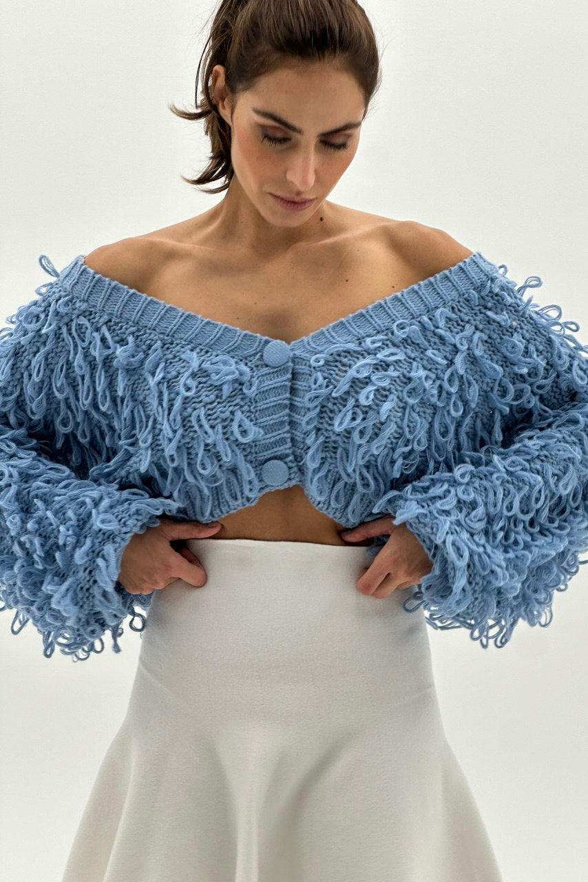 Cropped Cardigan mit flauschiger Struktur.