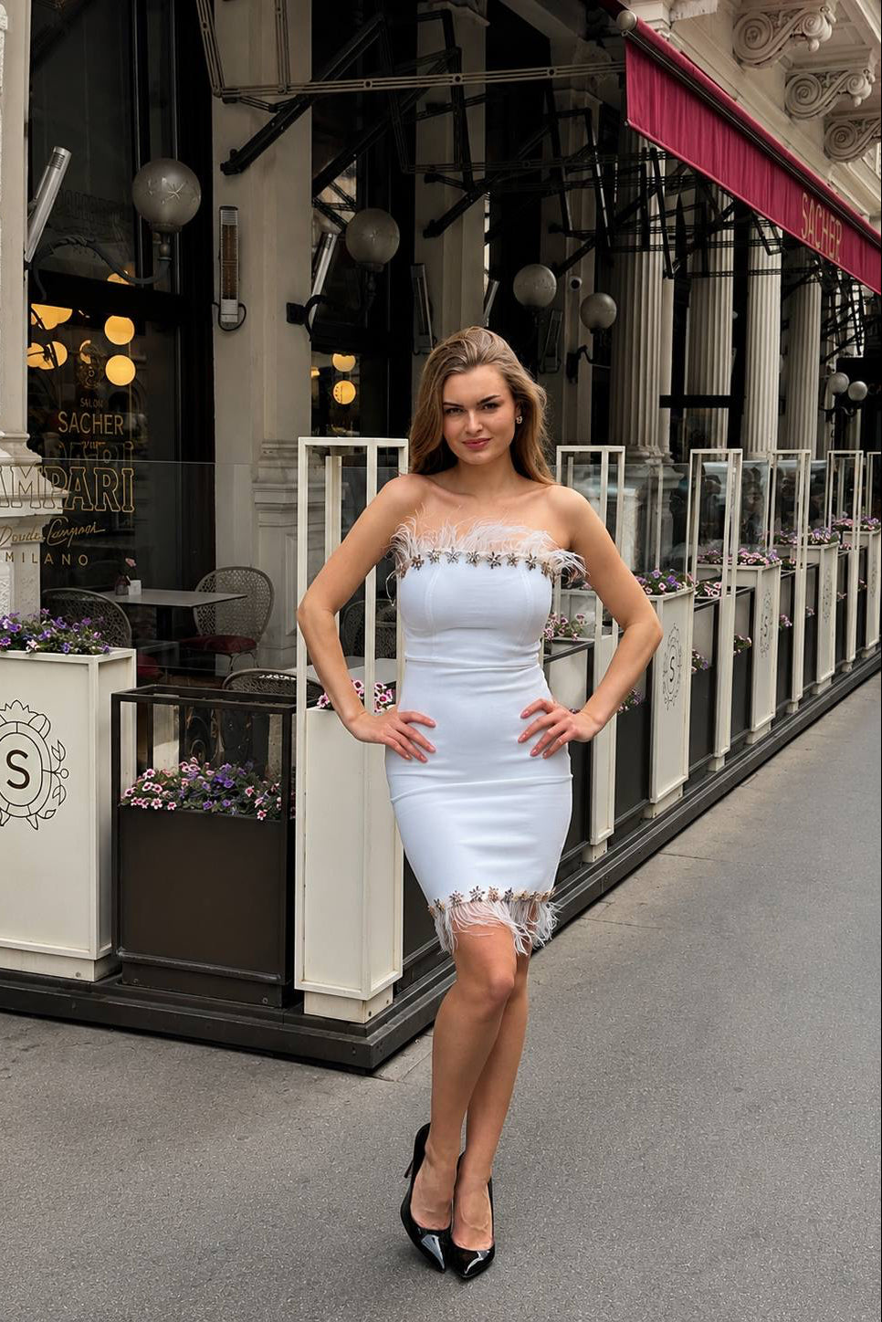 Trägerloses Kleid mit Federbesatz – After Dark