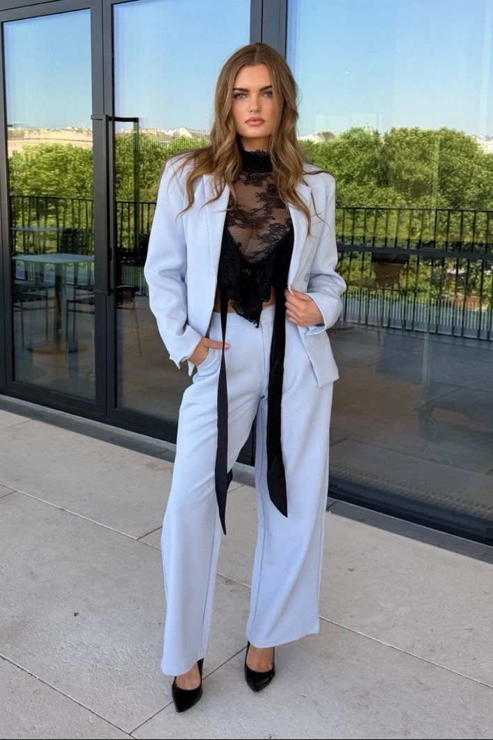 Eleganter Zweiteiler mit locker geschnittenem Blazer und High-Waist-Hose.