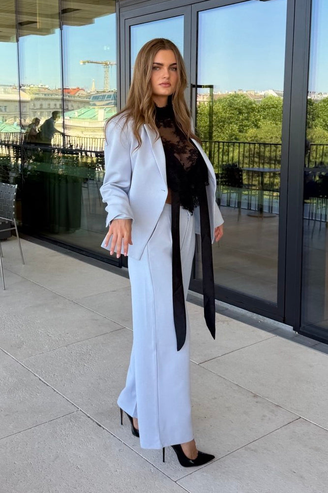 Eleganter Zweiteiler mit locker geschnittenem Blazer und High-Waist-Hose.