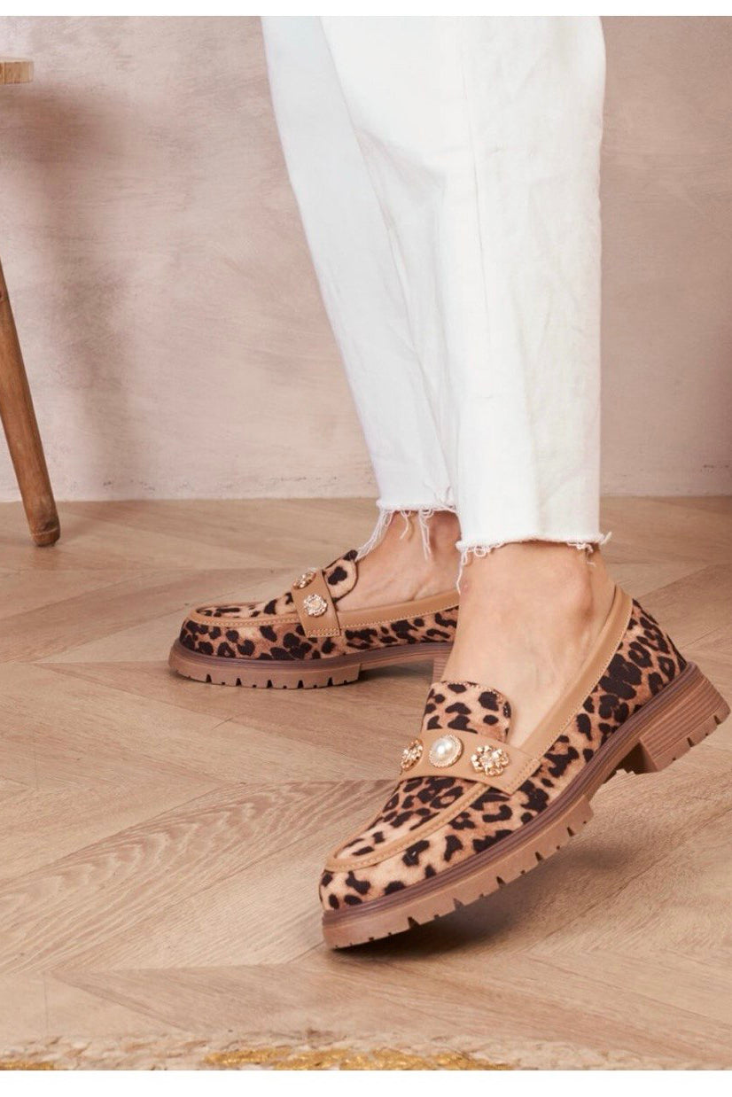 Leopard Loafer mit Schmuckdetails – Wild Elegance