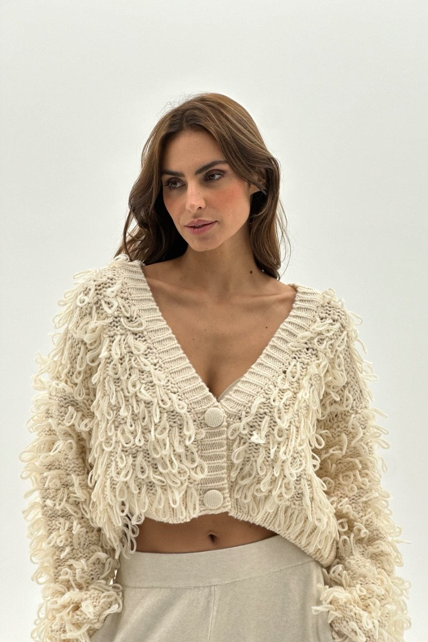 Cropped Cardigan mit flauschiger Struktur.