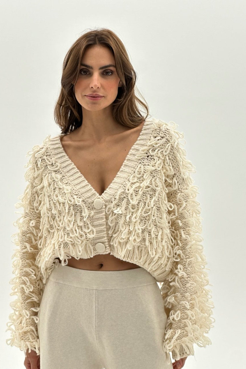 Cropped Cardigan mit flauschiger Struktur.
