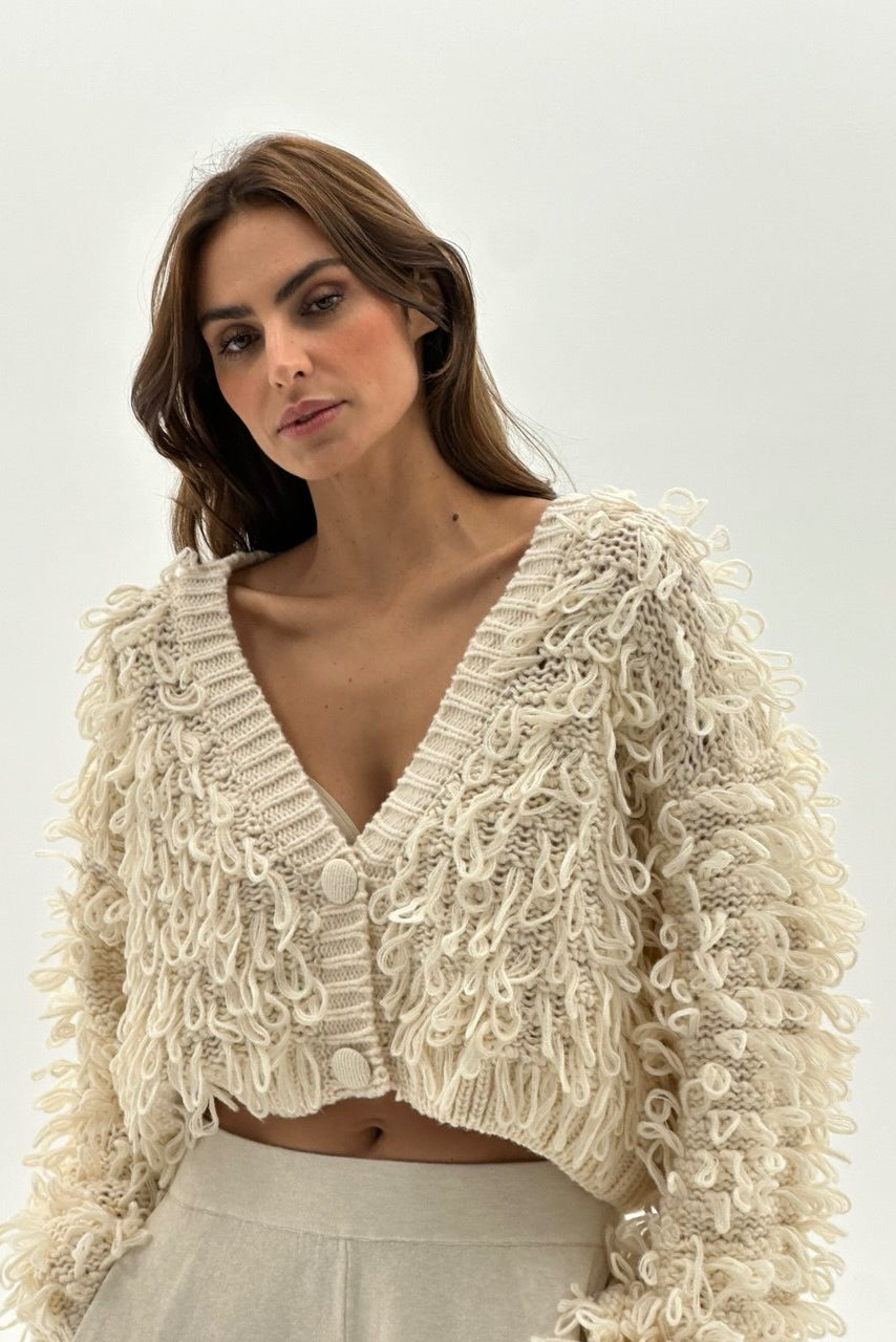 Cropped Cardigan mit flauschiger Struktur.