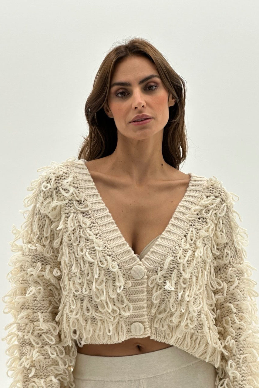 Cropped Cardigan mit flauschiger Struktur.